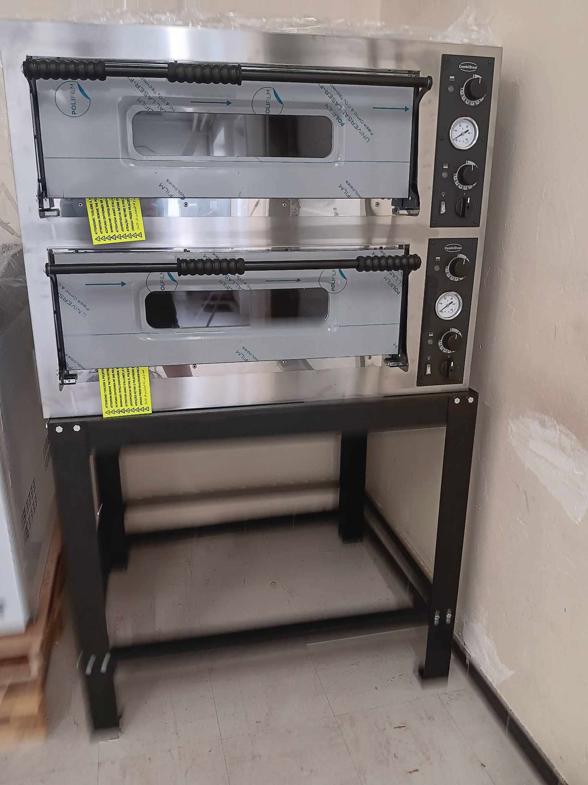 Combisteel dubbele pizzaoven 7482.0020 – 2 x 4 pizza's ⌀32 cm + onderstel | Showroommodel