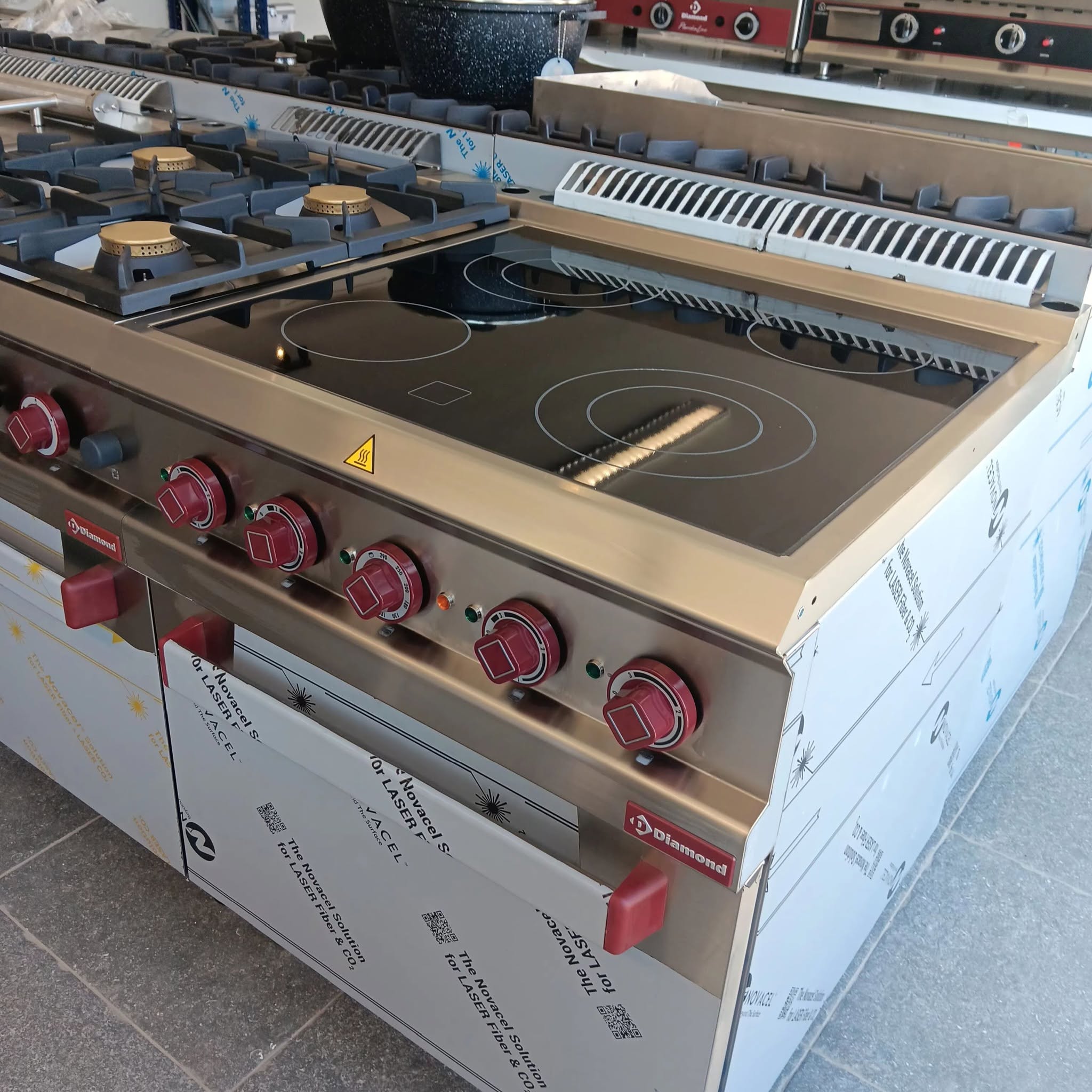 Keramische kookplaat met 4 zones + oven GN 2/1 + elektrische grill | Showmodel