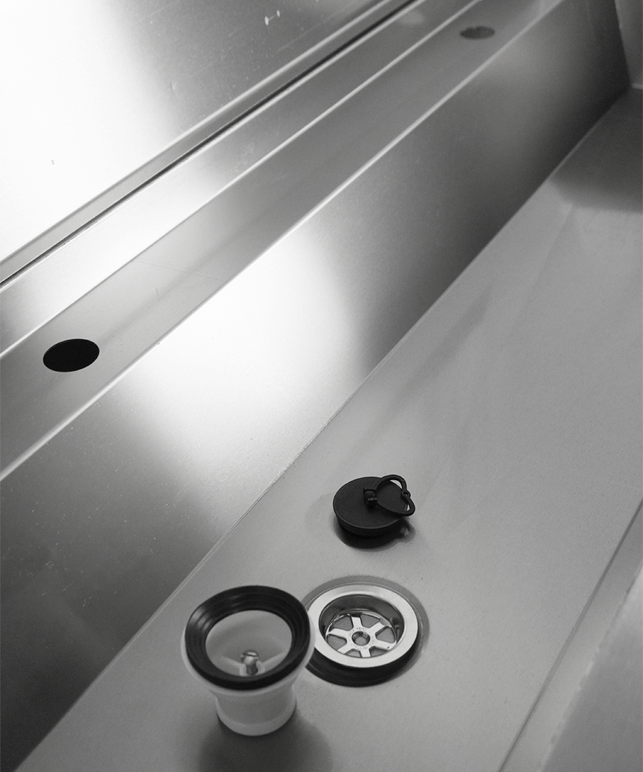 Évier inox 3 robinets 1800mm bouchon de vidange et couvercle anti-éclaboussures inclus, à l'exclusion du robinets — Combisteel 7013.4610