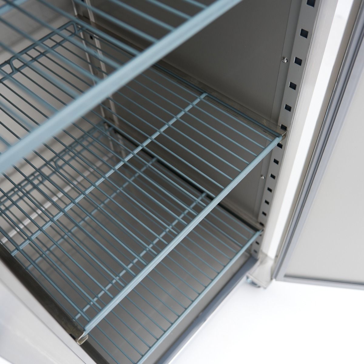 Réfrigérateur - 600 L - 3 étagères réglables (2/1 GN)  - acier inoxydable - sur roulettes – Maxima 09400003