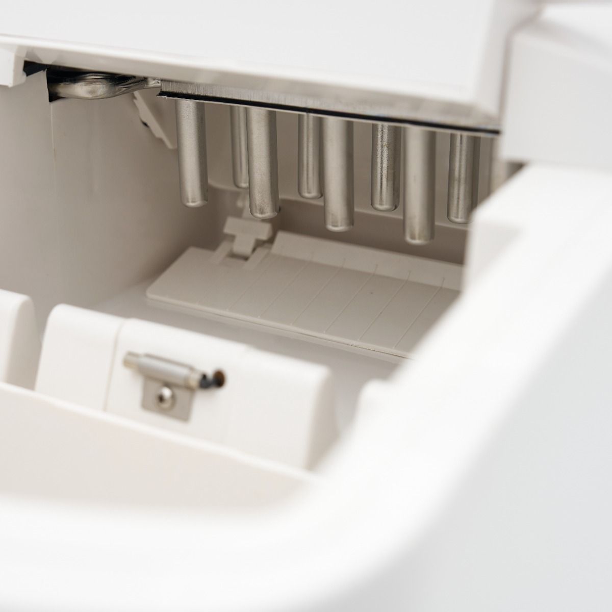 Machine à glaçons - 10-12 kg/jour - glaçons creux - refroidissement par air - blanc – Maxima 09100505