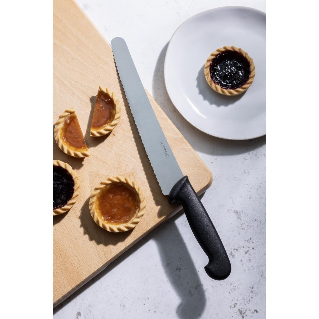 Couteau à pâtisserie denté Hygiplas noir 250mm — CF895