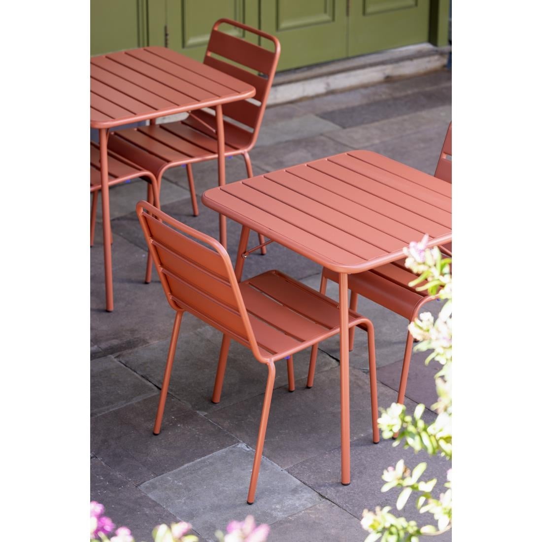 Table carrée à lattes en acier Bolero terracotta — CK064