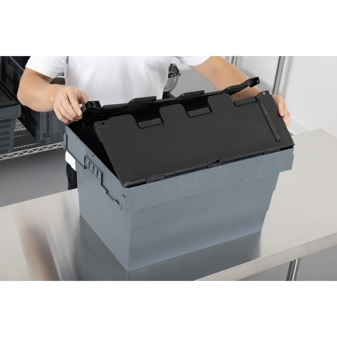 Caisse de transport/stockage en plastique Vogue avec couvercle attaché 600x400x320mm — DX995