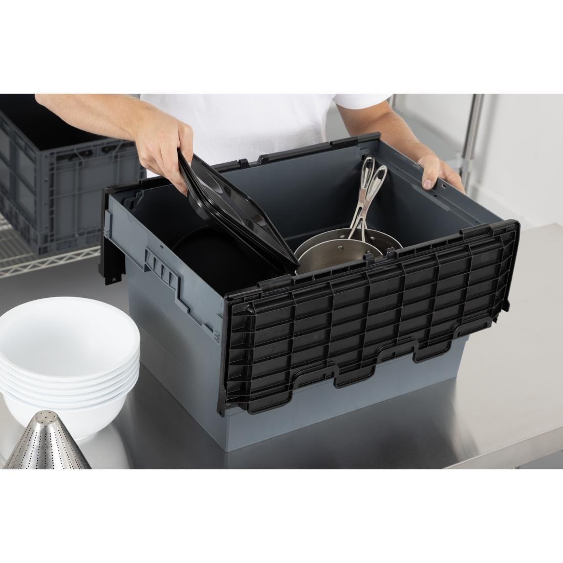 Caisse de transport/stockage en plastique Vogue avec couvercle attaché 600x400x320mm — DX995