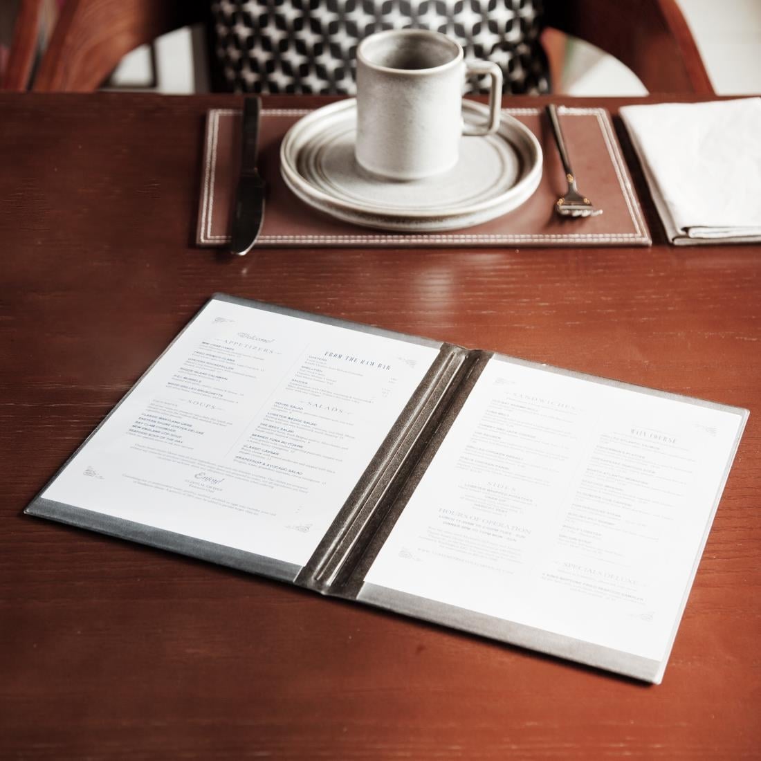 Protège-menus en PVC Olympia A5 noir — E219