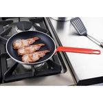 Poêle en aluminium antiadhésive Hygiplas Teflon Platinum Plus avec poignée rouge 24cm — HT965