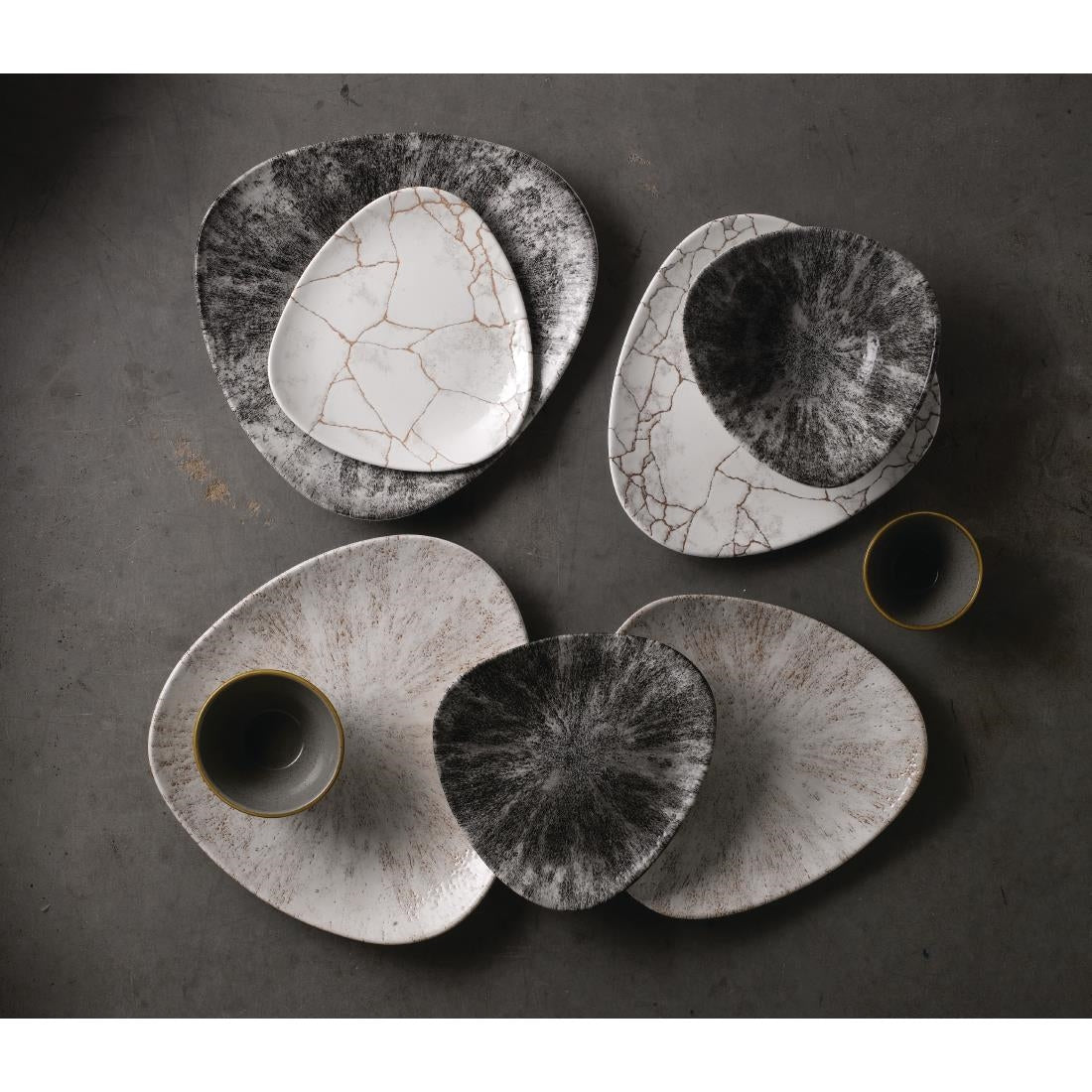 Assiettes triangulaires Churchill Studio Prints Kintsugi Agate Grey Lotus 254mm (lot de 12) — FR059