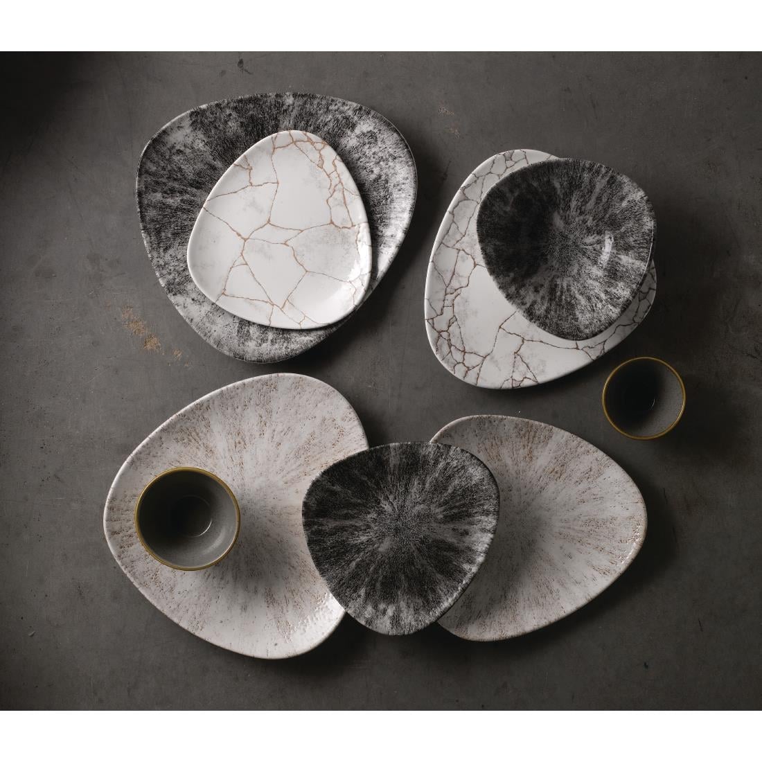 Assiettes triangulaires Churchill Studio Prints Kintsugi Agate Grey Lotus 177mm (lot de 12) — FR061