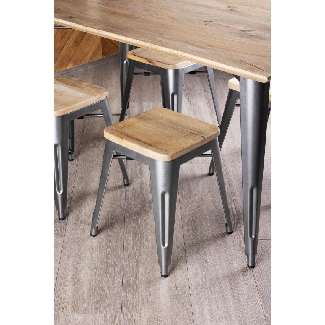 Tabouret bistro bas en acier gris métal avec assise en bois Bolero (lot de 4) — GM636