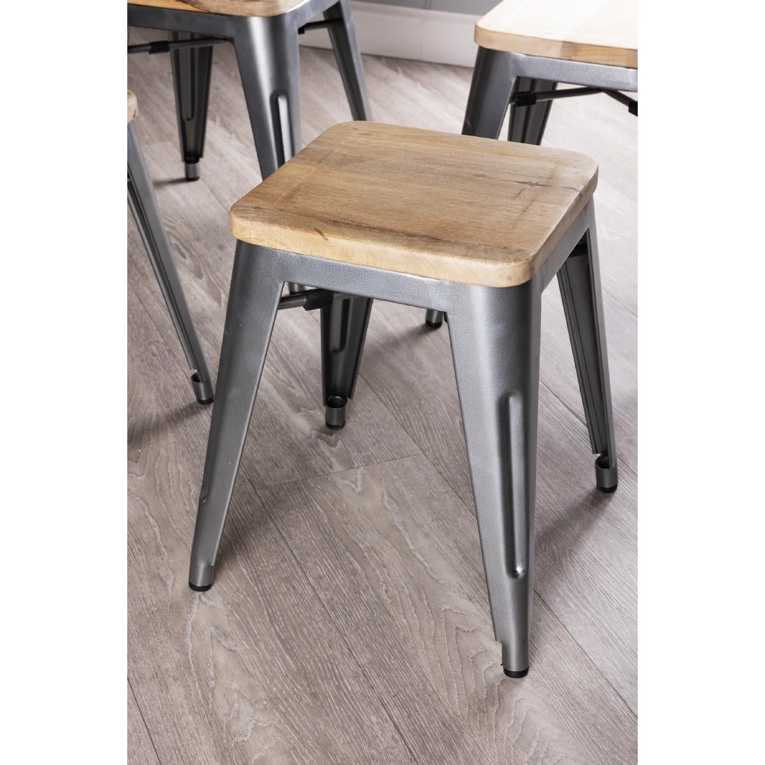 Tabouret bistro bas en acier gris métal avec assise en bois Bolero (lot de 4) — GM636