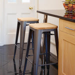 Tabouret bistro haut en acier gris avec assise en bois Bolero (lot de 4) — GM639