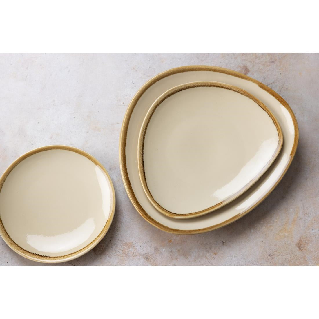 Assiettes triangulaires Olympia Kiln sable 230mm (Lot de 6) — GP326