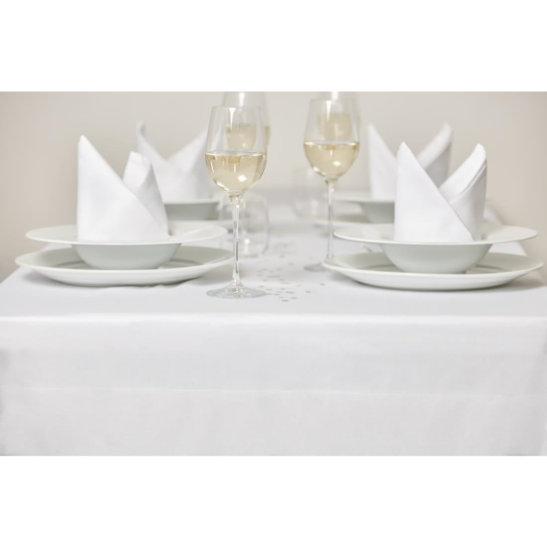 Nappe blanche bande de satin Mitre Luxury 1370 x 2280mm — GW421