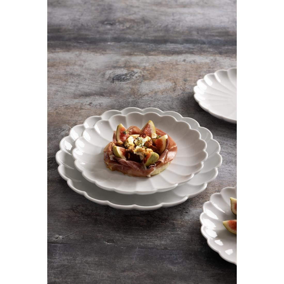 Assiettes festonnées Olympia Bloom blanches 276 mm (lot de 4) — JB395
