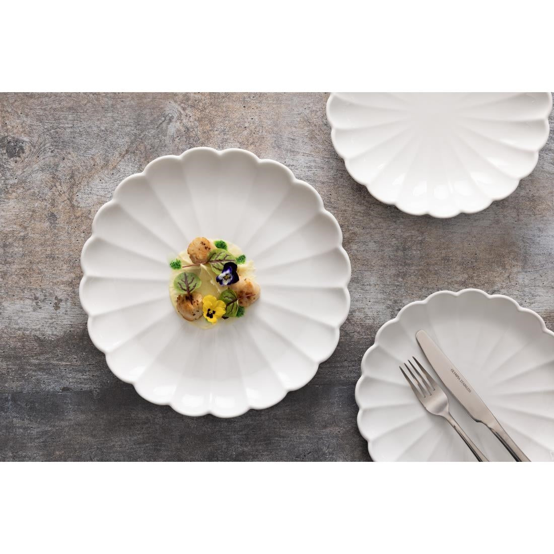 Assiettes festonnées Olympia Bloom blanches 276 mm (lot de 4) — JB395